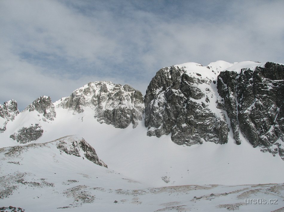 tatry 199.jpg - Je tu třetí den, počasí celkem příznivé a my máme v plánu cestu na Malý Javorový štít. S tímto cílem jsme vyrazili z chaty. Když jsme ale viděli množství navátého sněhu na hodně strmých svazích, které by nás čekaly, změnili jsme s ohledem na momentální lavinovou situaci plán, otočili se o 180° a vyrazili na protější hřeben. Konkrétně na Východnou Vysokou, na kterou jsme chtěli jít původně až další den.